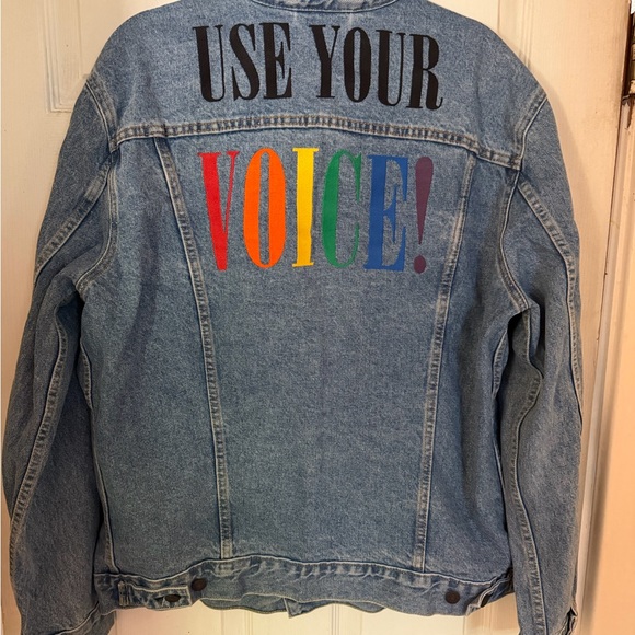 Levi's Blue Denim Jacket with Multicolor Print - Picture 5 of 7